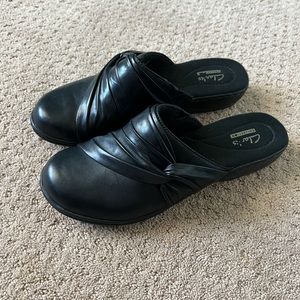 CLARKS Clogs
